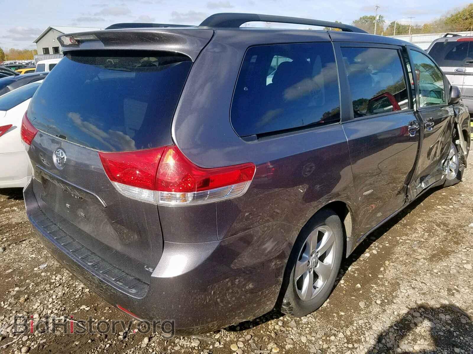 2013 TOYOTA SIENNA LE - VIN: 5TDKK3DC8DS347975 - Фото 4