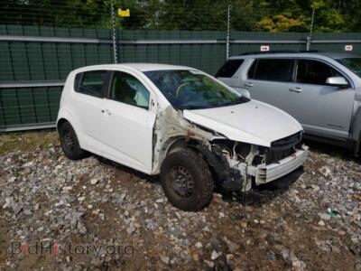 2013 Chevrolet SONIC Sonic LS, белый — VIN 1G1JA6SG7D4189123, Copart