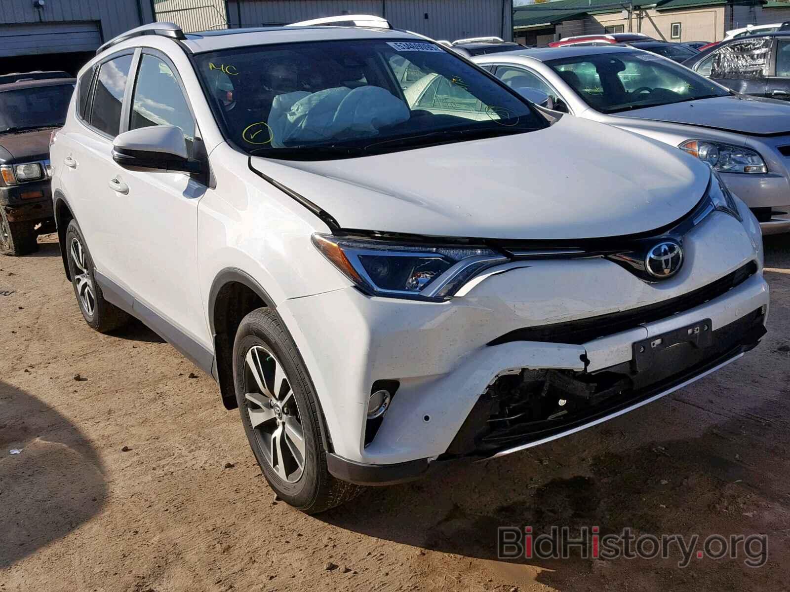 Фотография JTMRFREV2HD207458 - TOYOTA RAV4 XLE 2017