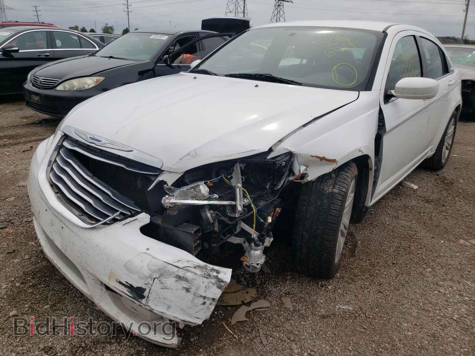 2013 CHRYSLER 200 - VIN: 1C3CCBAB2DN660263 - Фото 2