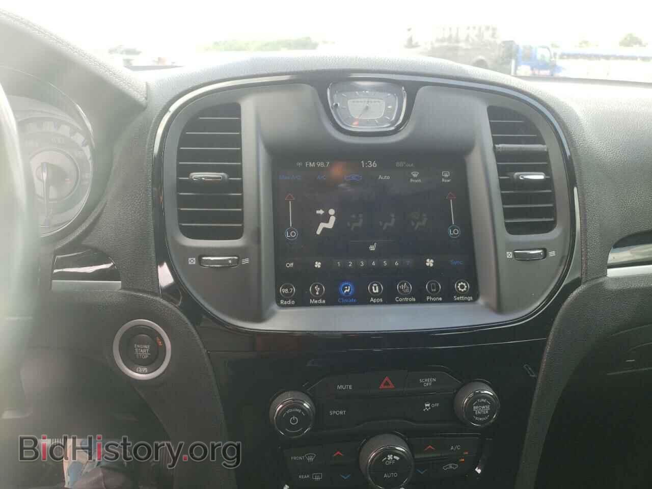 2019 CHRYSLER 300 - VIN: 2C3CCABG2KH601191 - Фото 9