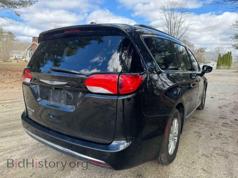 2017 Chrysler PACIFICA (VIN 2C4RC1BG8HR794164) — photo 4 of 12