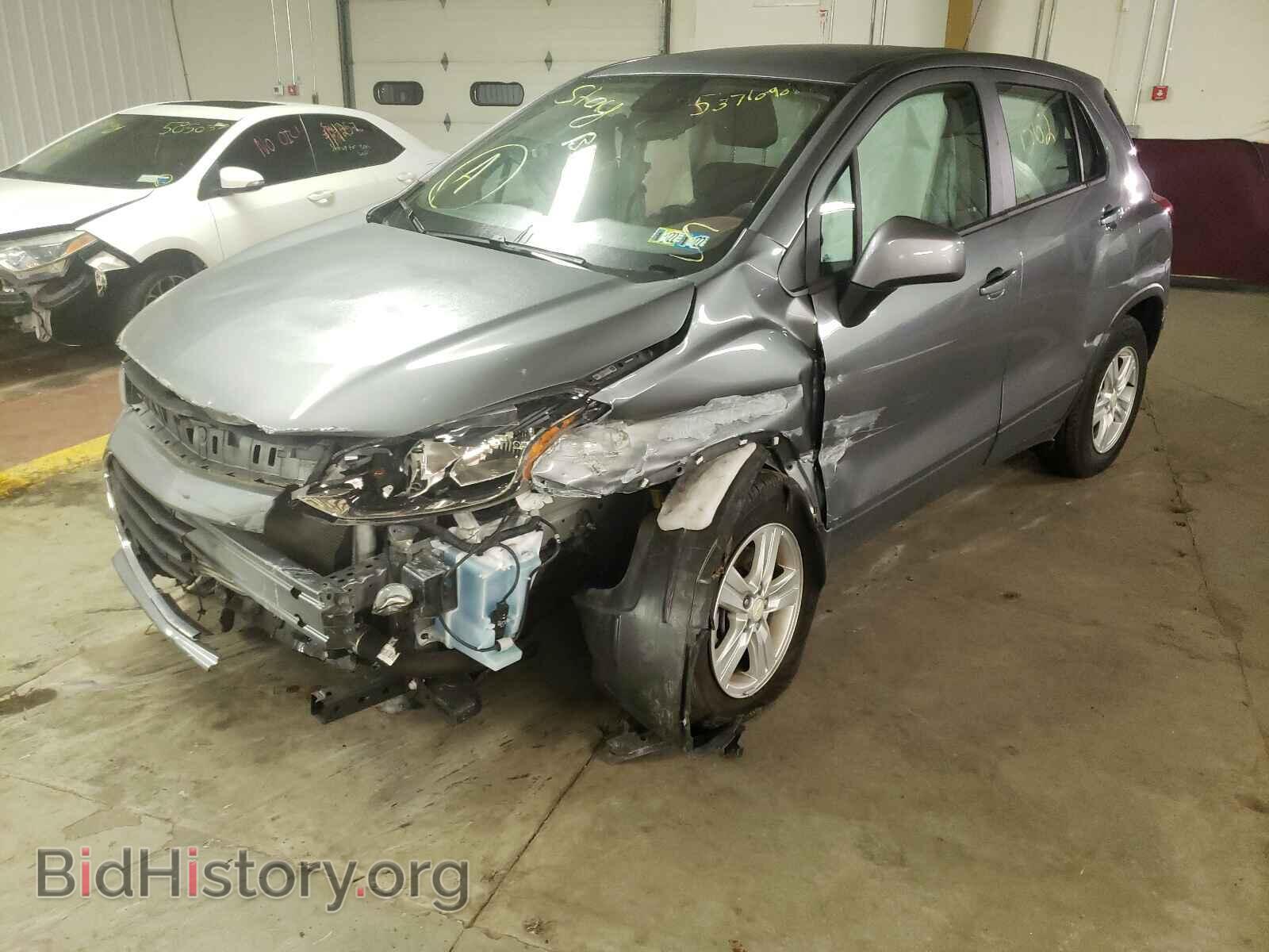 2020 CHEVROLET TRAX - VIN: 3GNCJKSB2LL210277 - Фото 2