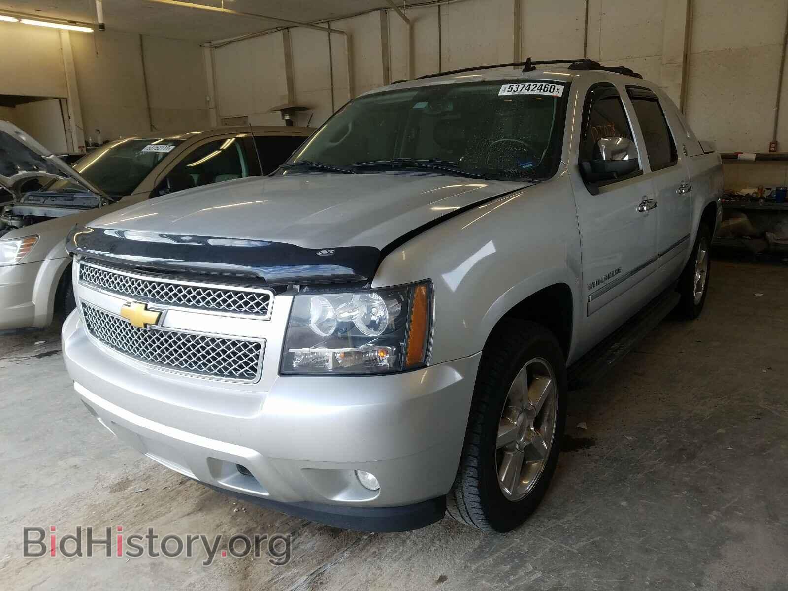 2013 CHEVROLET AVALANCHE - VIN: 3GNMCGE05DG181826 - Фото 2