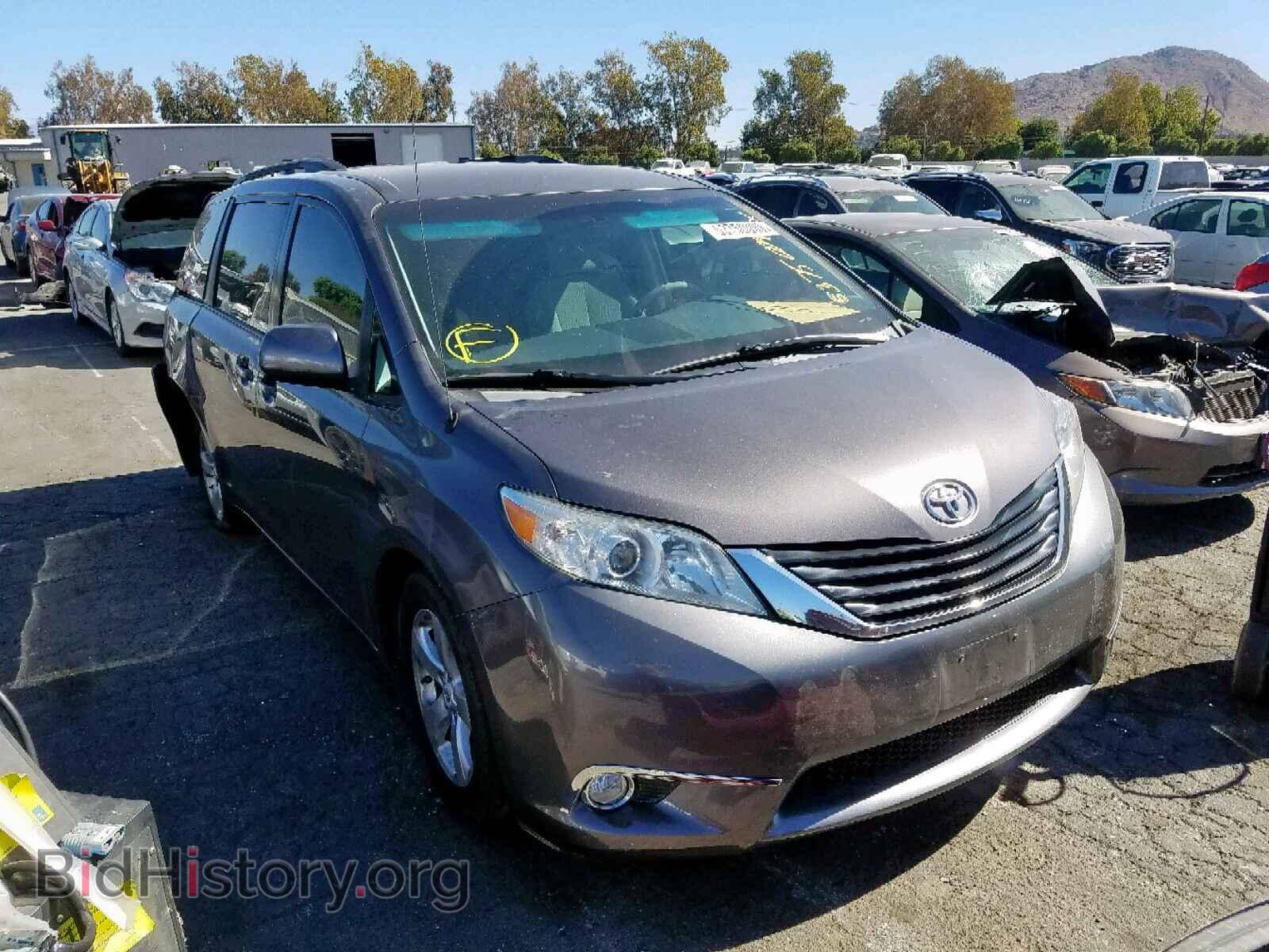 Фотография 5TDKK3DC2BS173382 - TOYOTA SIENNA LE 2011