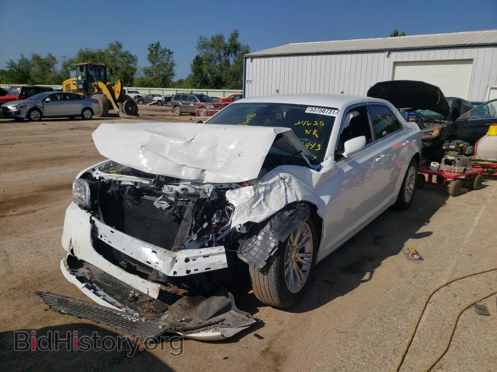 2019 CHRYSLER 300 - VIN: 2C3CCAAG2KH676443 - Фото 2