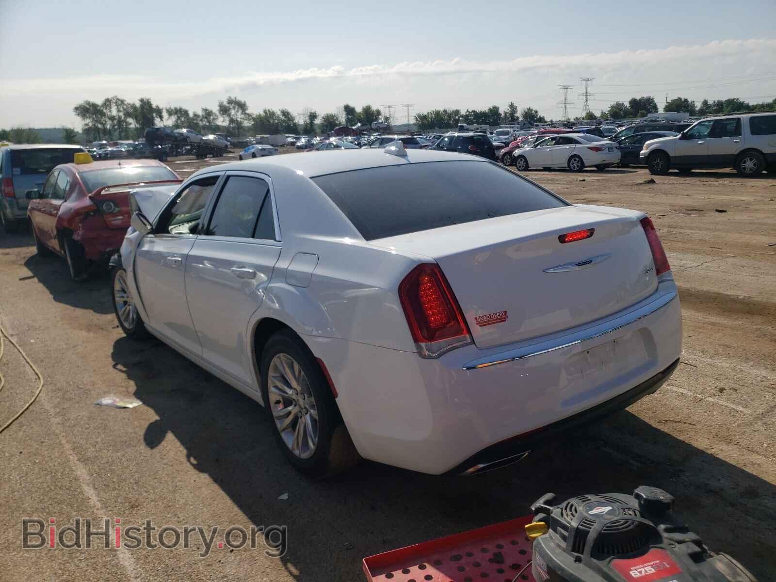 2019 CHRYSLER 300 - VIN: 2C3CCAAG2KH676443 - Фото 3