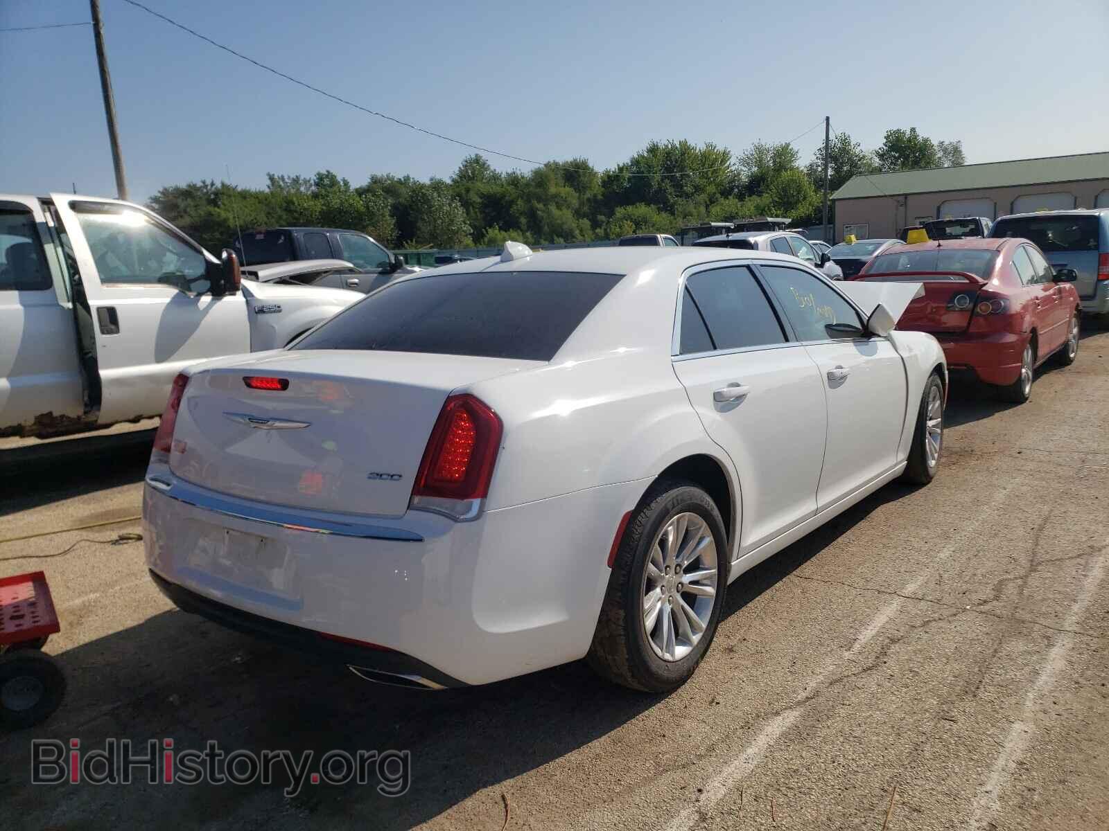 2019 CHRYSLER 300 - VIN: 2C3CCAAG2KH676443 - Фото 4