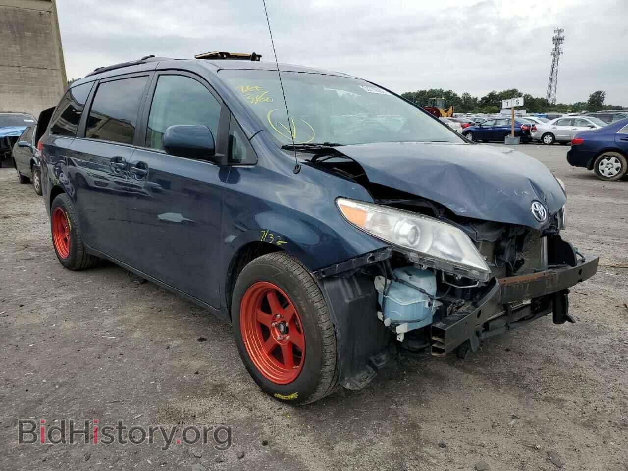 Photo 5TDKK3DC7BS149904 - TOYOTA SIENNA 2011