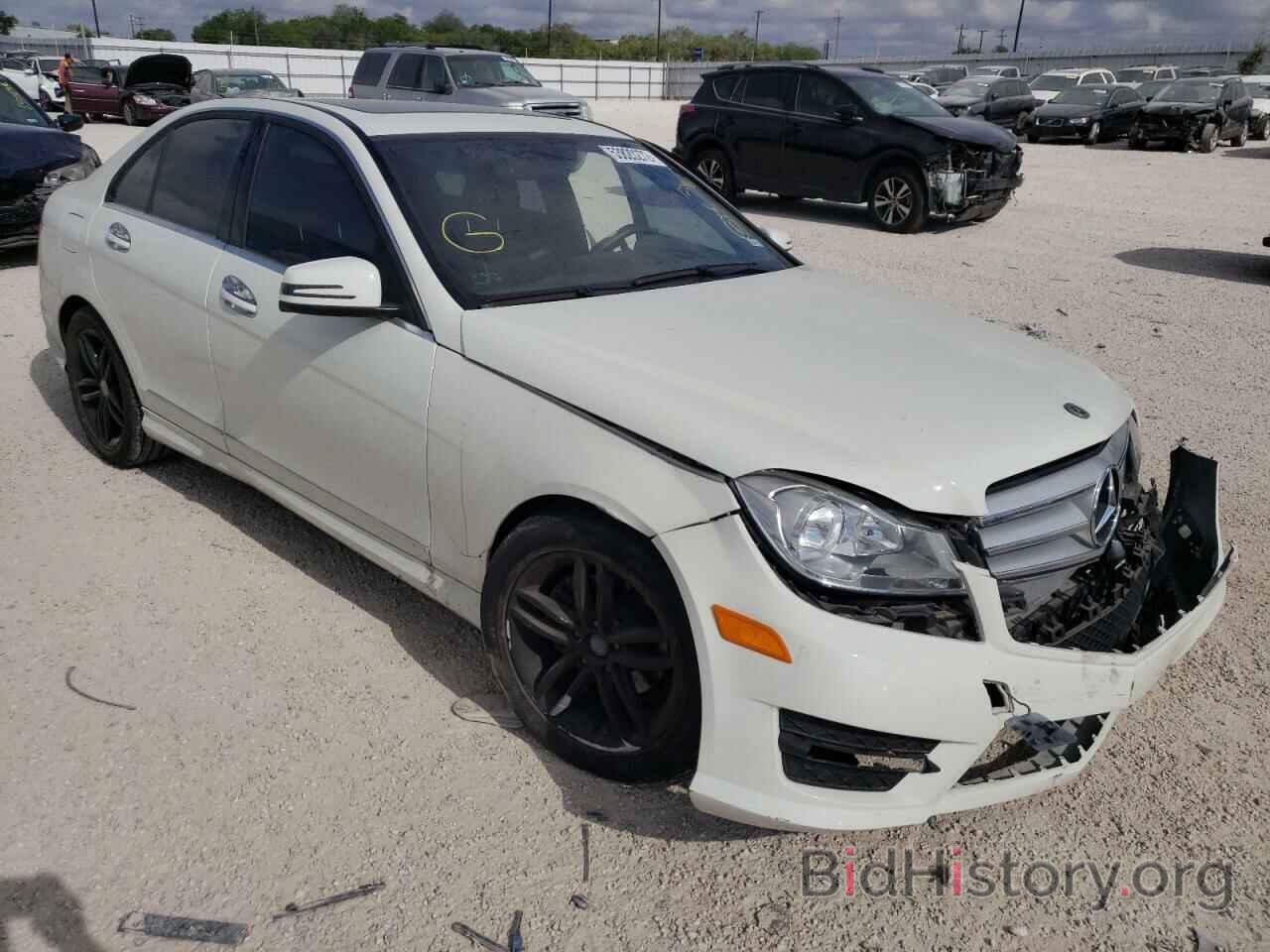 Photo WDDGF4HB8CR239117 - MERCEDES-BENZ C-CLASS 2012