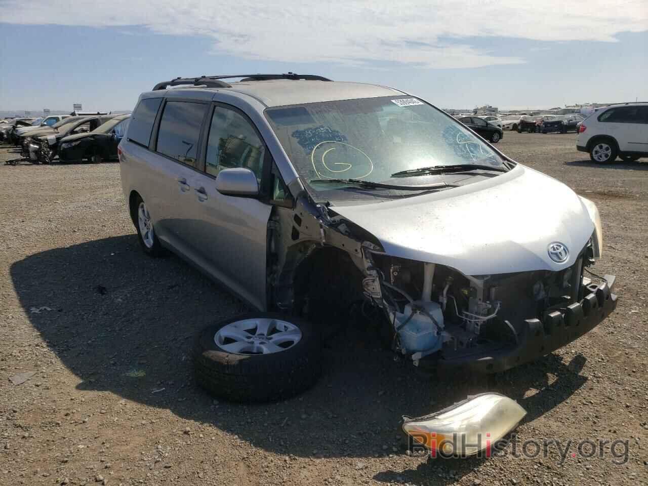 Photo 5TDKK3DC8BS065980 - TOYOTA SIENNA 2011