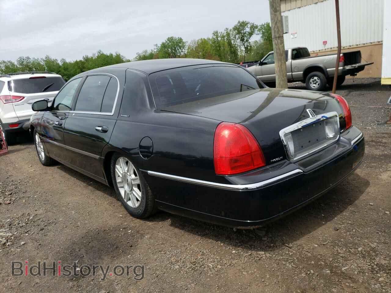 2011 LINCOLN TOWNCAR - VIN: 2LNBL8EV8BX762849 - Фото 2