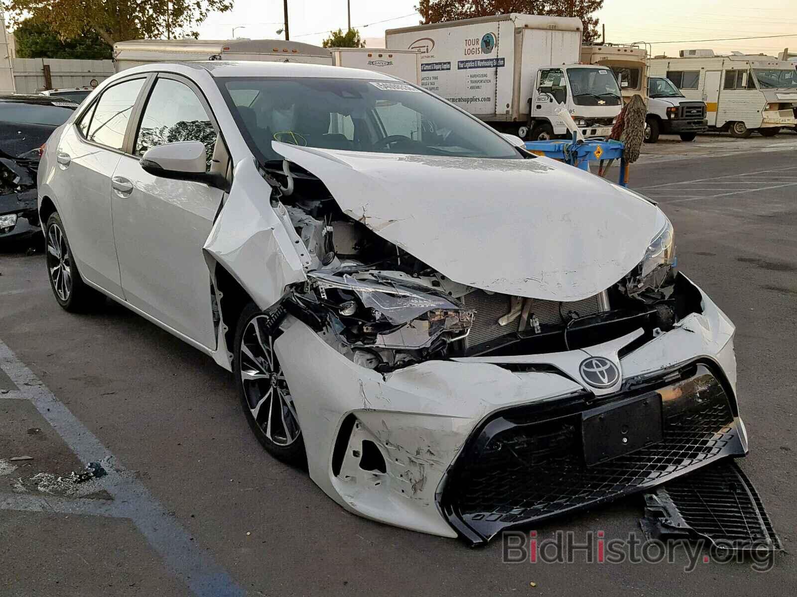 Photo 5YFBURHE1JP814585 - TOYOTA COROLLA 2018