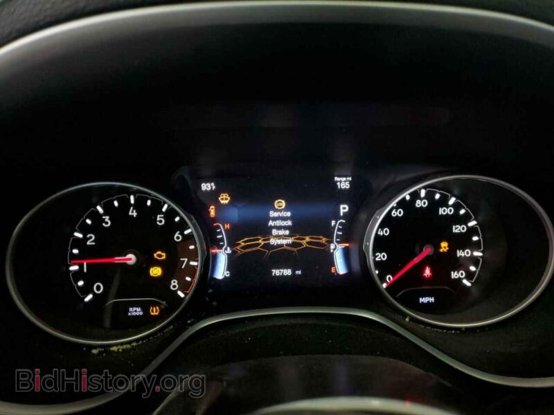 2019 Jeep COMPASS (VIN 3C4NJDBB8KT647373) — photo 9 of 16