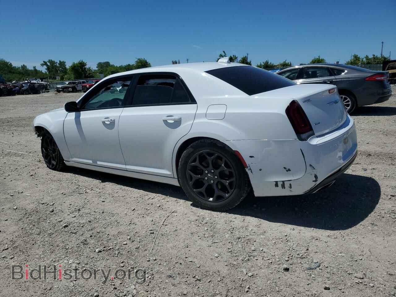 2019 CHRYSLER 300 - VIN: 2C3CCAGG0KH573447 - Фото 2