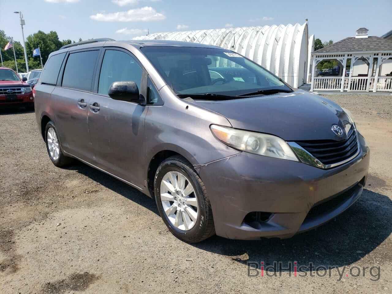 Photo 5TDJK3DC8BS005077 - TOYOTA SIENNA 2011