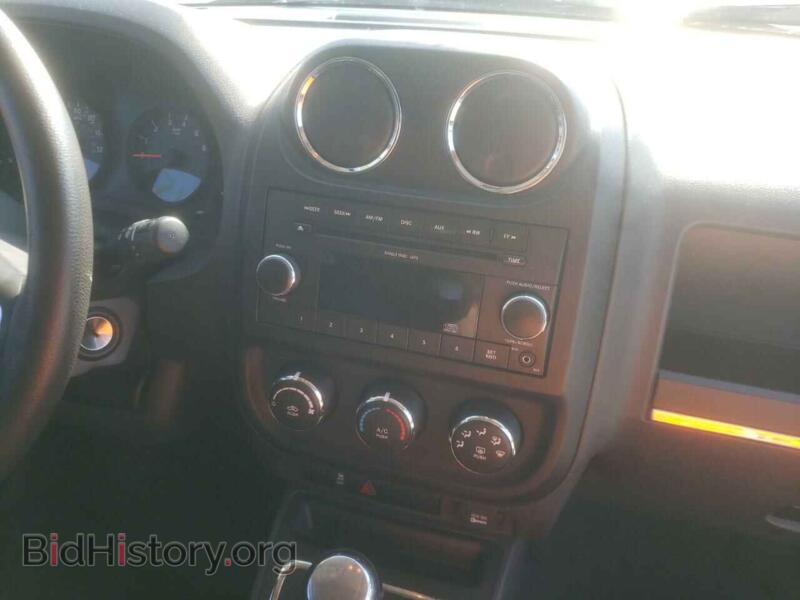 2011 Jeep COMPASS (VIN 1J4NF1FB2BD216618) — photo 9 of 10