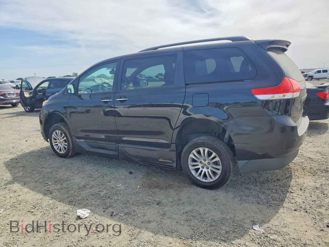 2013 TOYOTA SIENNA - VIN: 5TDYK3DC8DS389511 - Фото 2