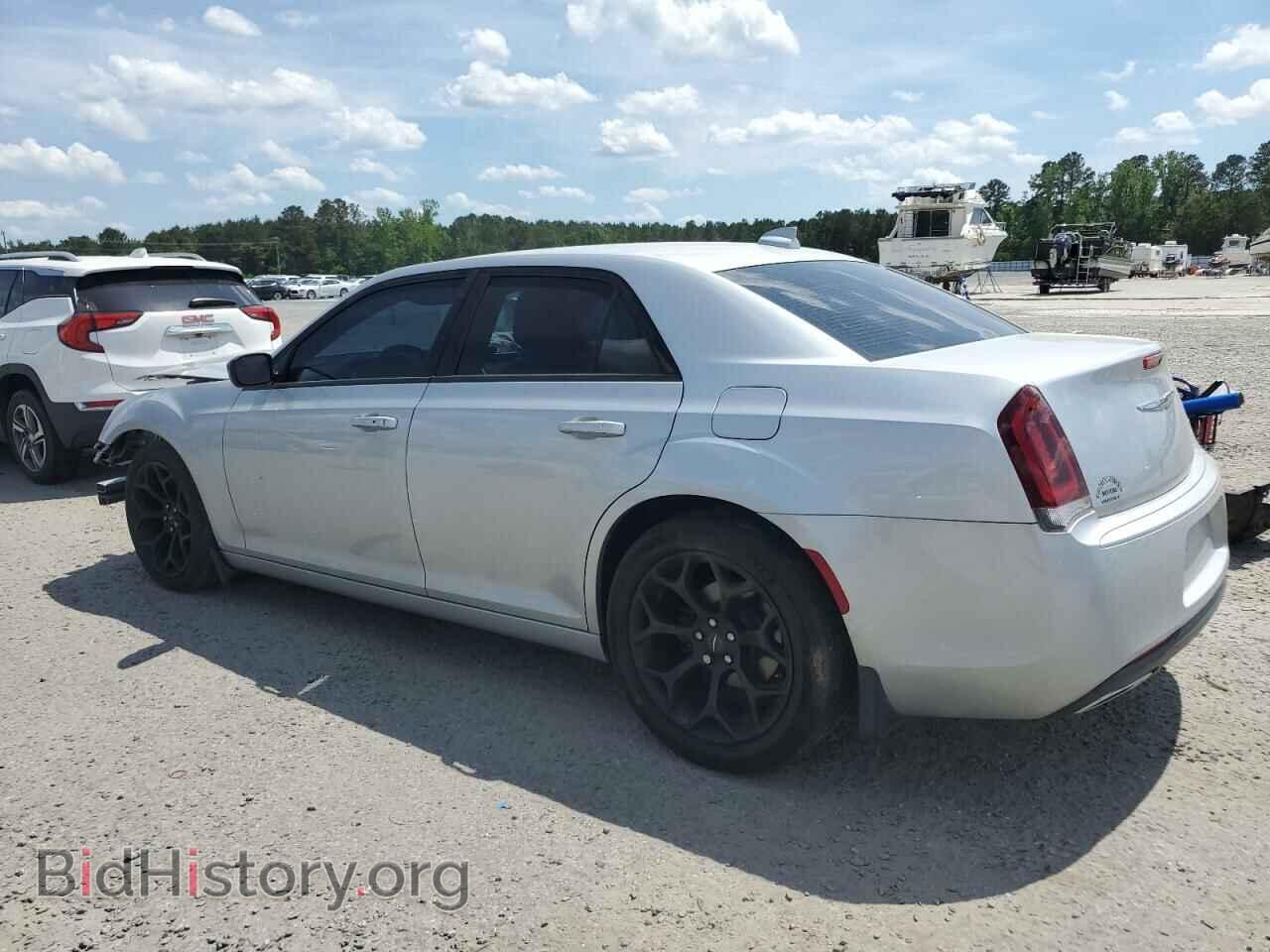 2019 CHRYSLER 300 - VIN: 2C3CCAAGXKH723055 - Фото 2