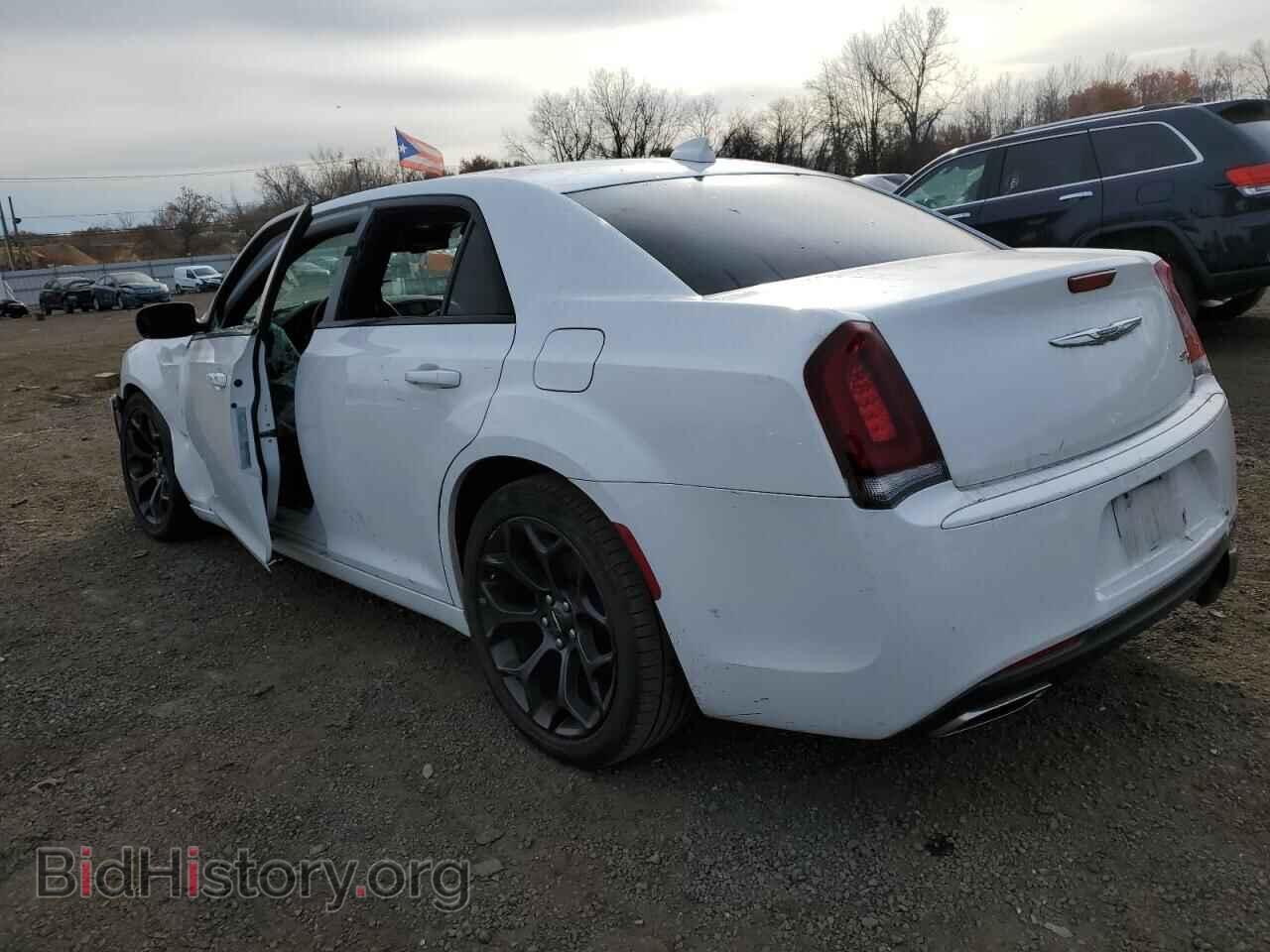 2019 CHRYSLER 300 - VIN: 2C3CCABGXKH516017 - Фото 2