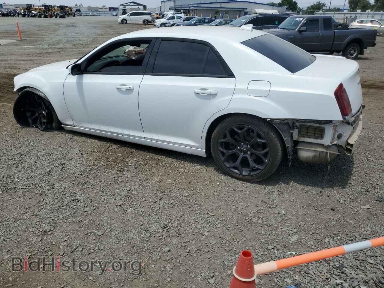 2019 CHRYSLER 300 - VIN: 2C3CCABG5KH697835 - Фото 2