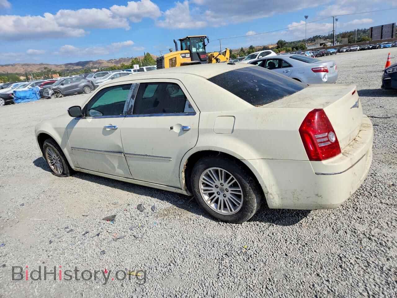 2010 CHRYSLER 300 - VIN: 2C3CA5CV3AH325841 - Photo 2