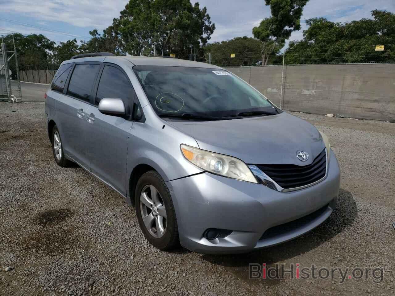 Photo 5TDKK3DC9BS098180 - TOYOTA SIENNA 2011