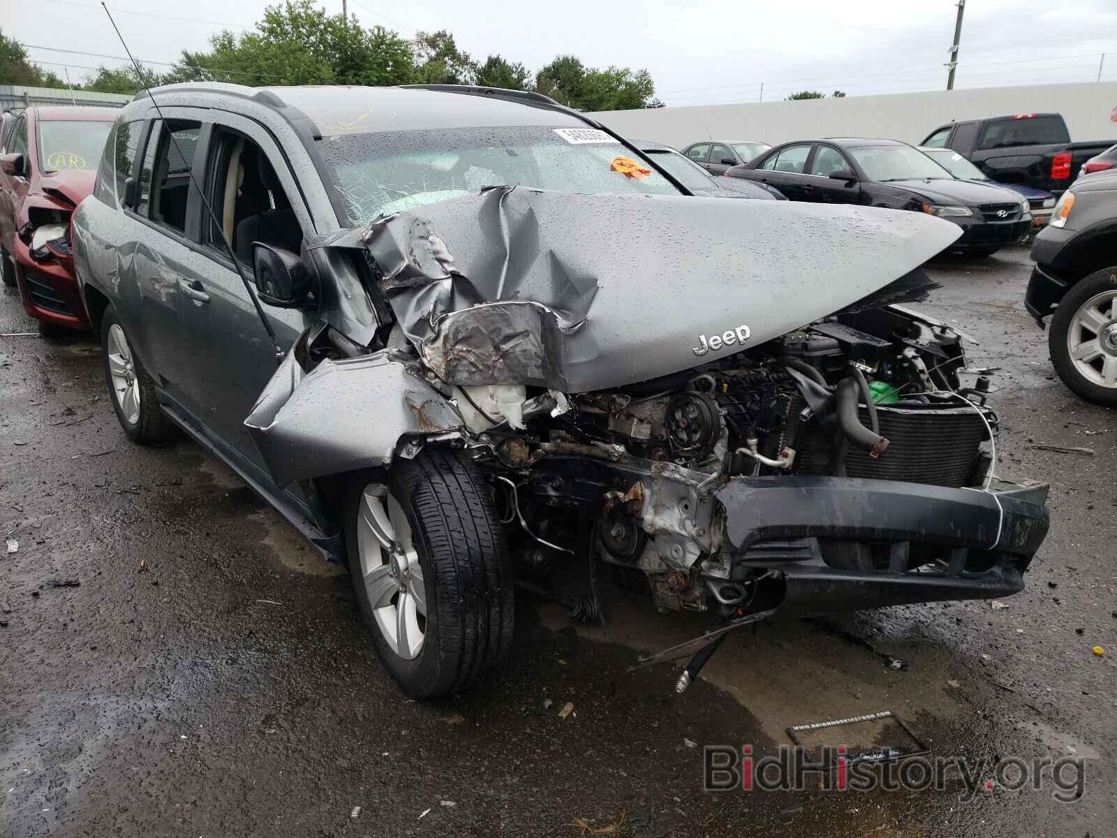 Photo 1J4NF1FB6BD283240 - JEEP COMPASS 2011