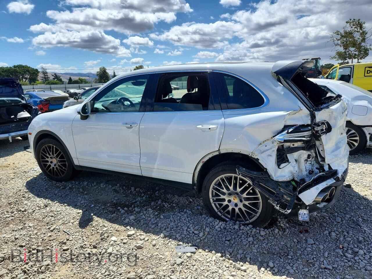 2017 PORSCHE CAYENNE - VIN: WP1AB2A25HLA52601 - Photo 2