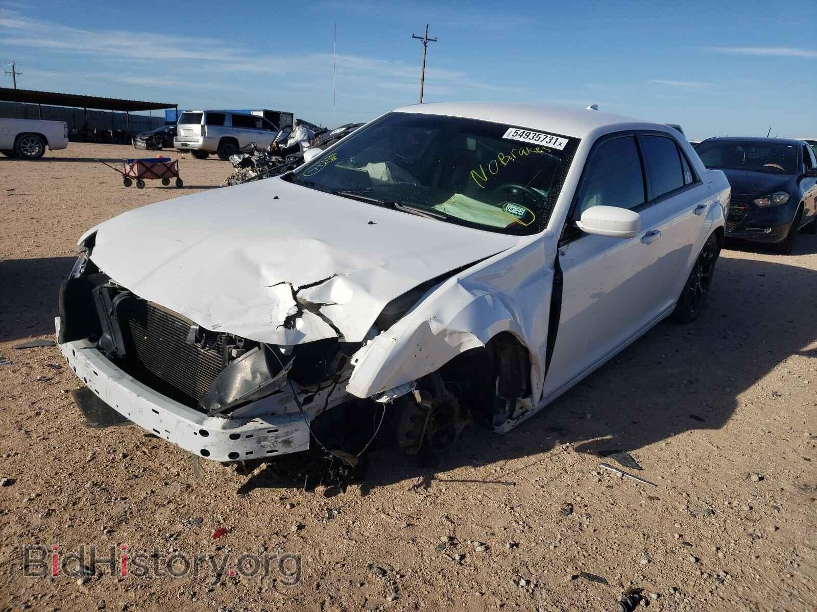2019 CHRYSLER 300 - VIN: 2C3CCAGG9KH632172 - Фото 2