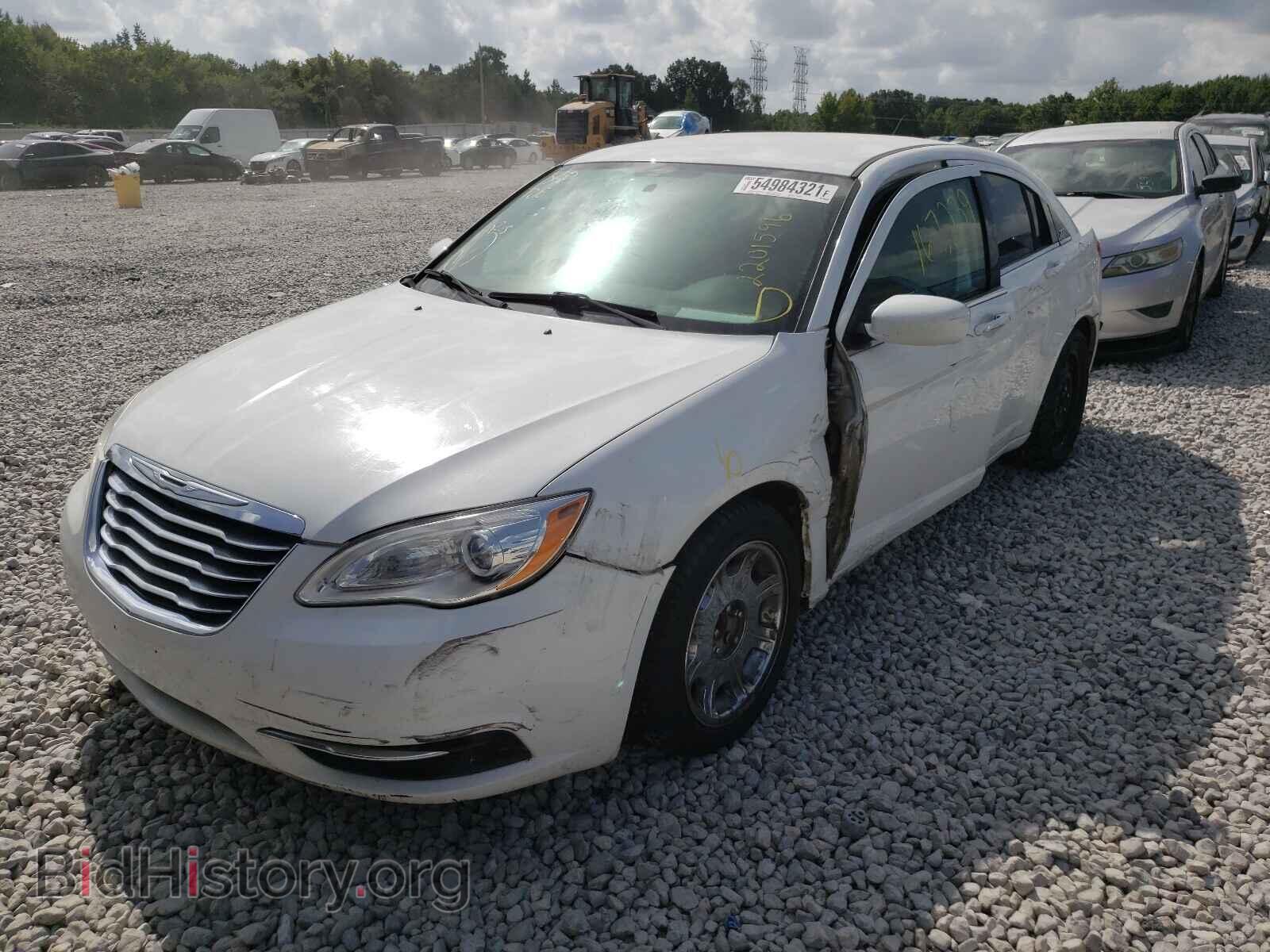 2013 CHRYSLER 200 - VIN: 1C3CCBAG2DN634211 - Фото 2
