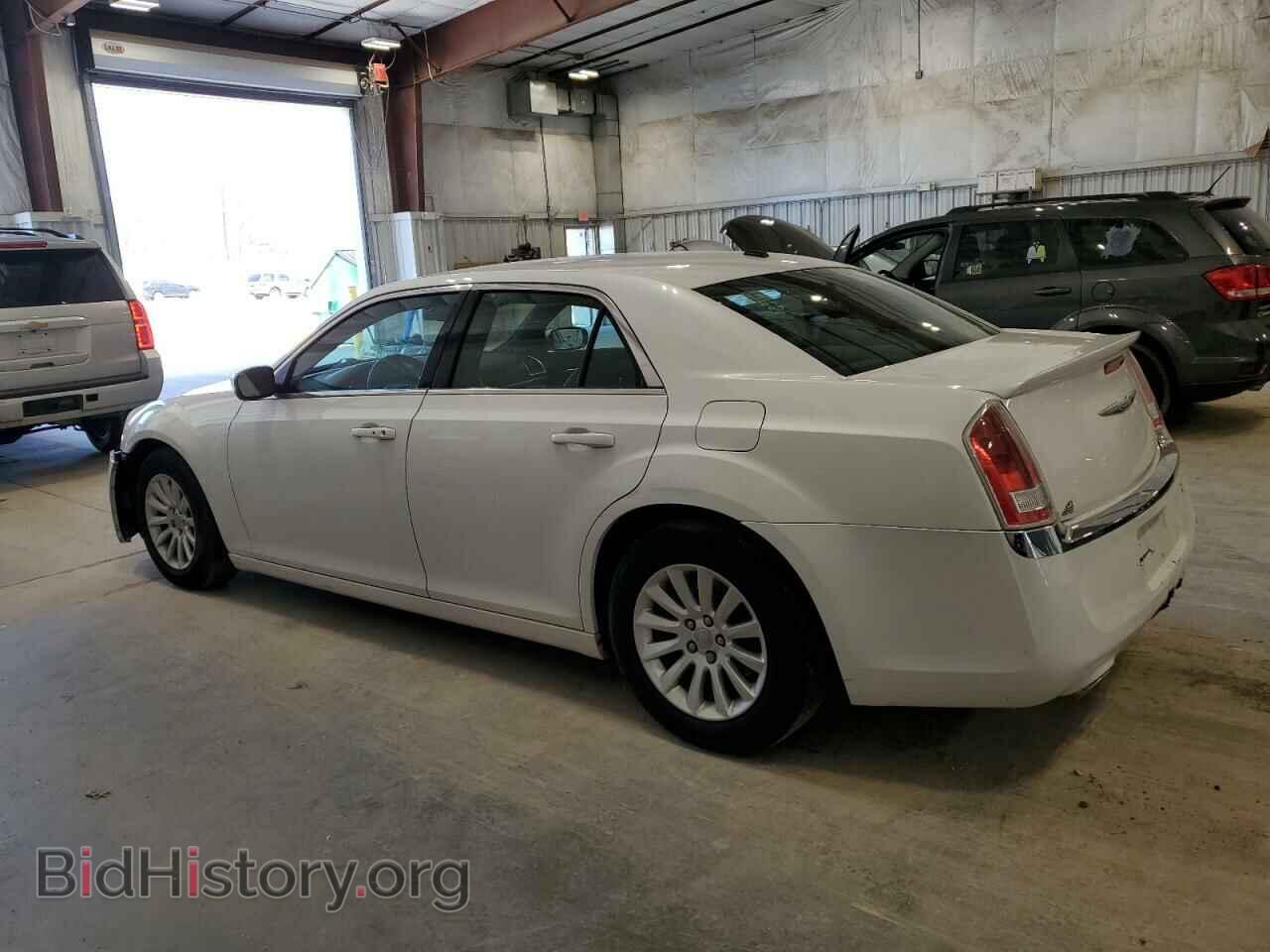 2013 CHRYSLER 300 - VIN: 2C3CCAAG1DH504407 - Фото 2