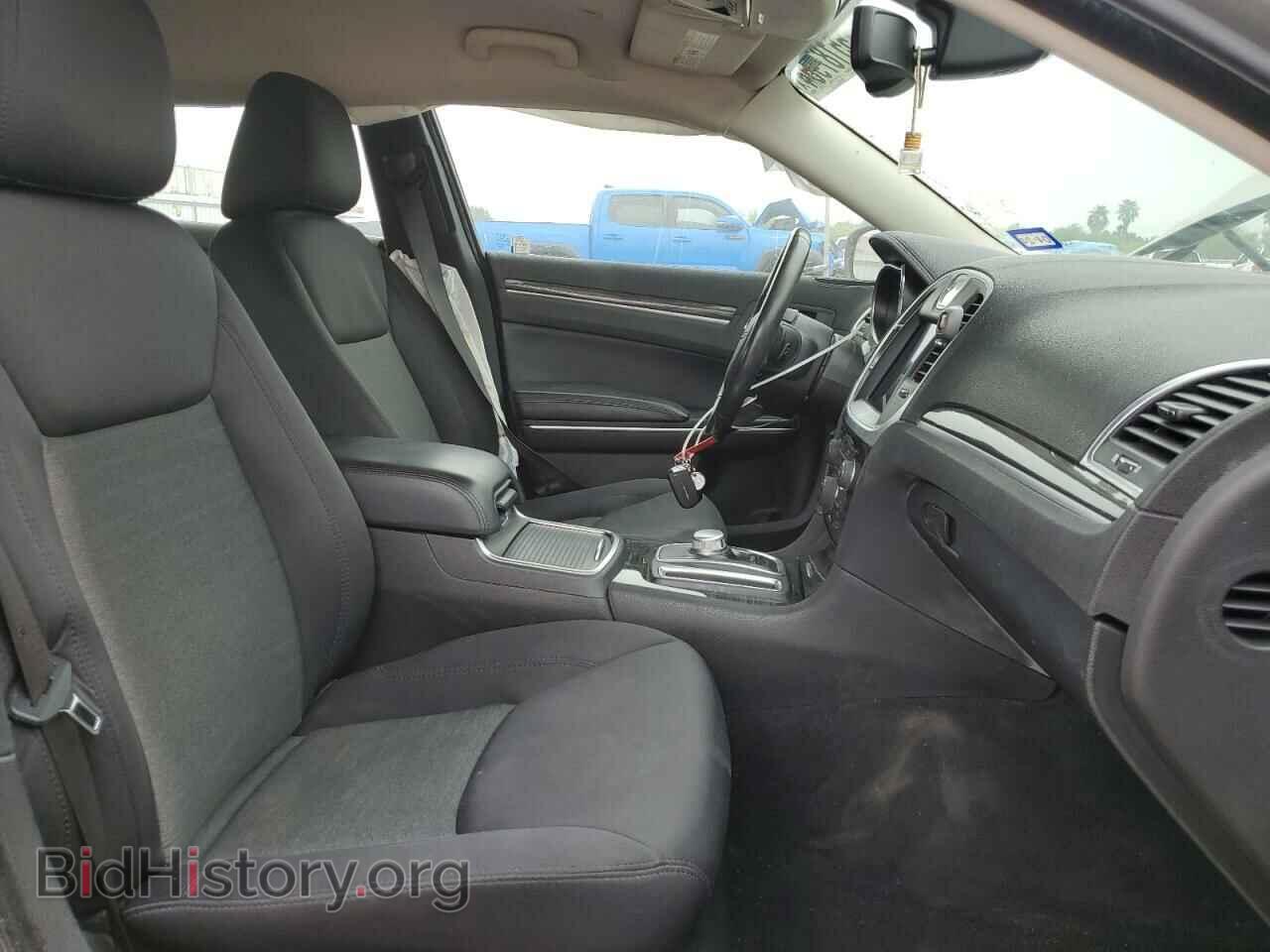 2019 CHRYSLER 300 - VIN: 2C3CCAAG4KH614235 - Фото 7