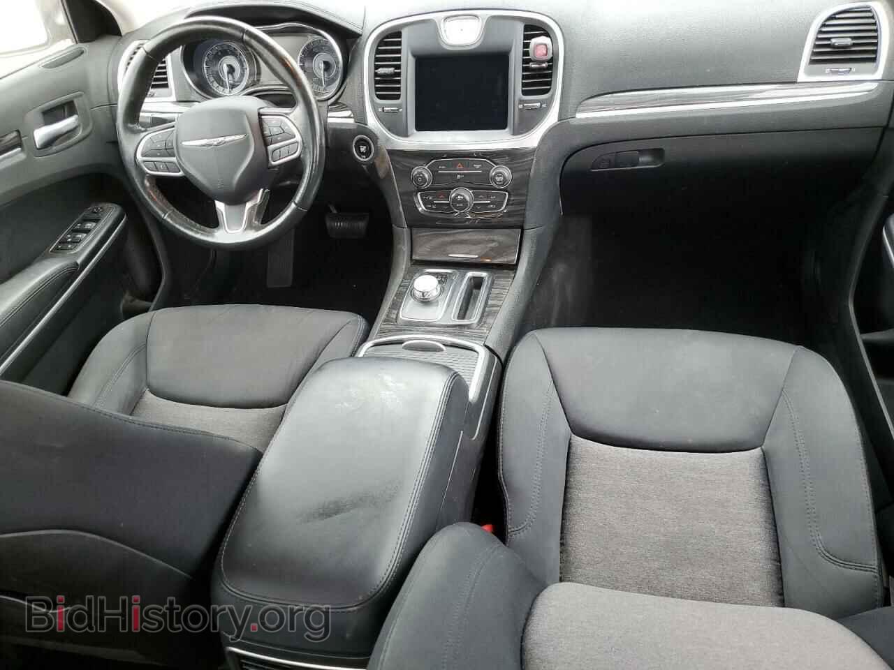 2019 CHRYSLER 300 - VIN: 2C3CCAAG4KH614235 - Фото 8