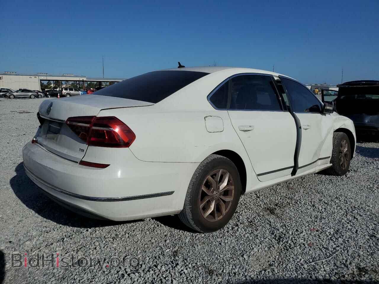 2017 VOLKSWAGEN PASSAT - VIN: 1VWAT7A39HC052442 - Фото 3