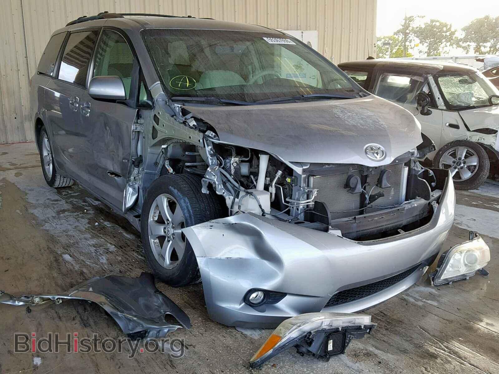 Photo 5TDKK3DC2BS045532 - TOYOTA SIENNA LE 2011