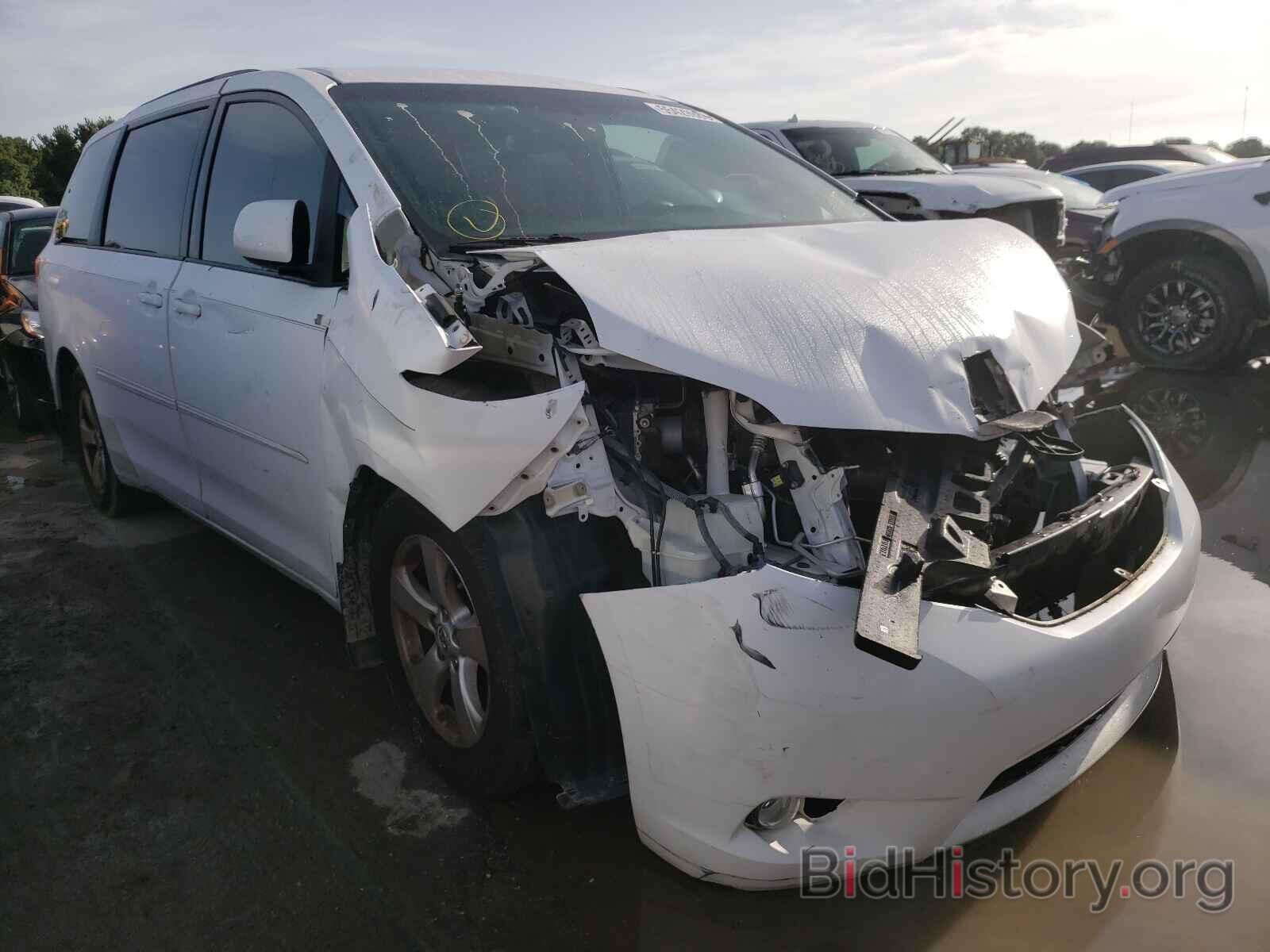 Photo 5TDKK3DCXBS172982 - TOYOTA SIENNA 2011