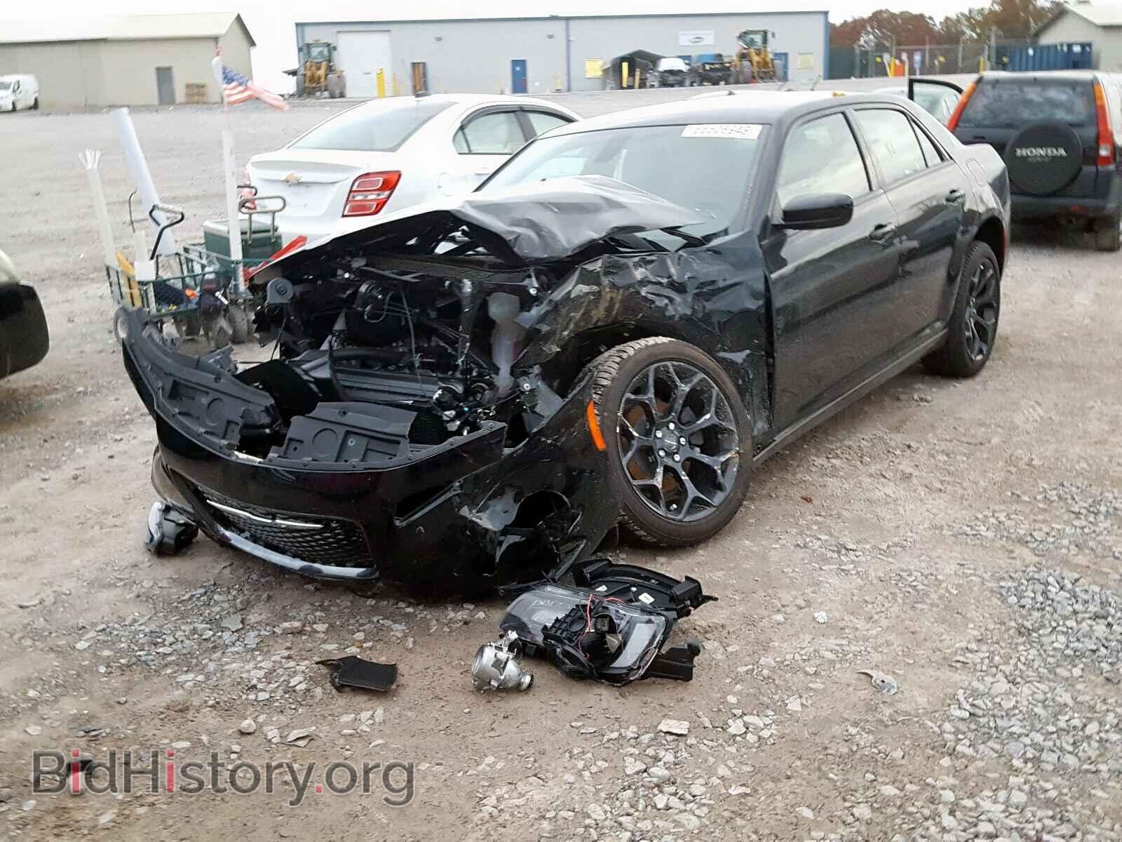 2019 CHRYSLER 300 - VIN: 2C3CCABG3KH635141 - Фото 2