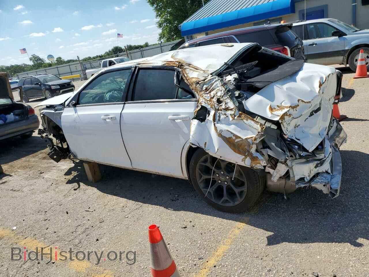 2019 CHRYSLER 300 - VIN: 2C3CCABG2KH569083 - Фото 2