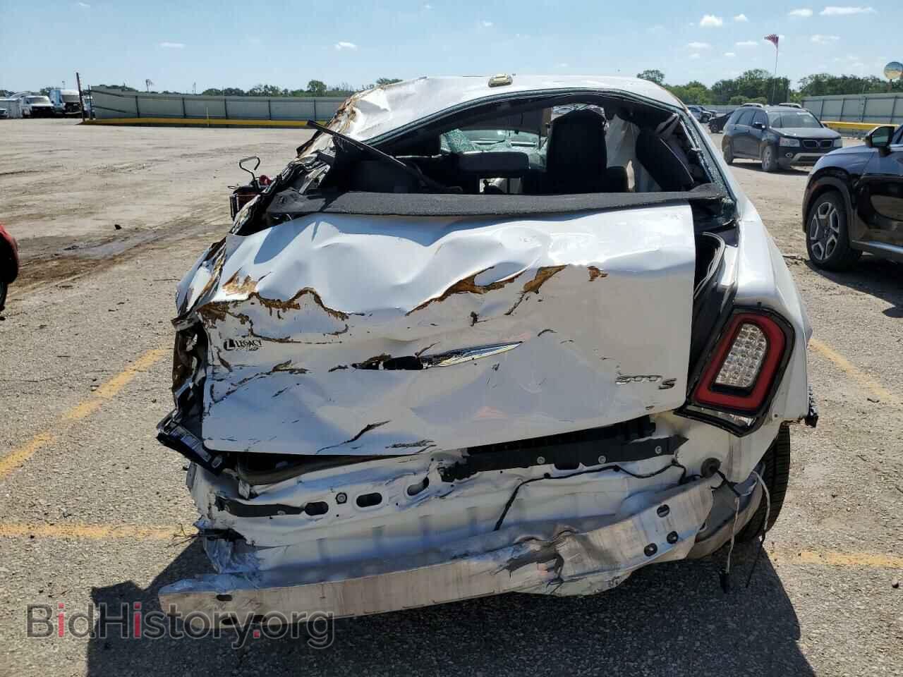 2019 CHRYSLER 300 - VIN: 2C3CCABG2KH569083 - Фото 6