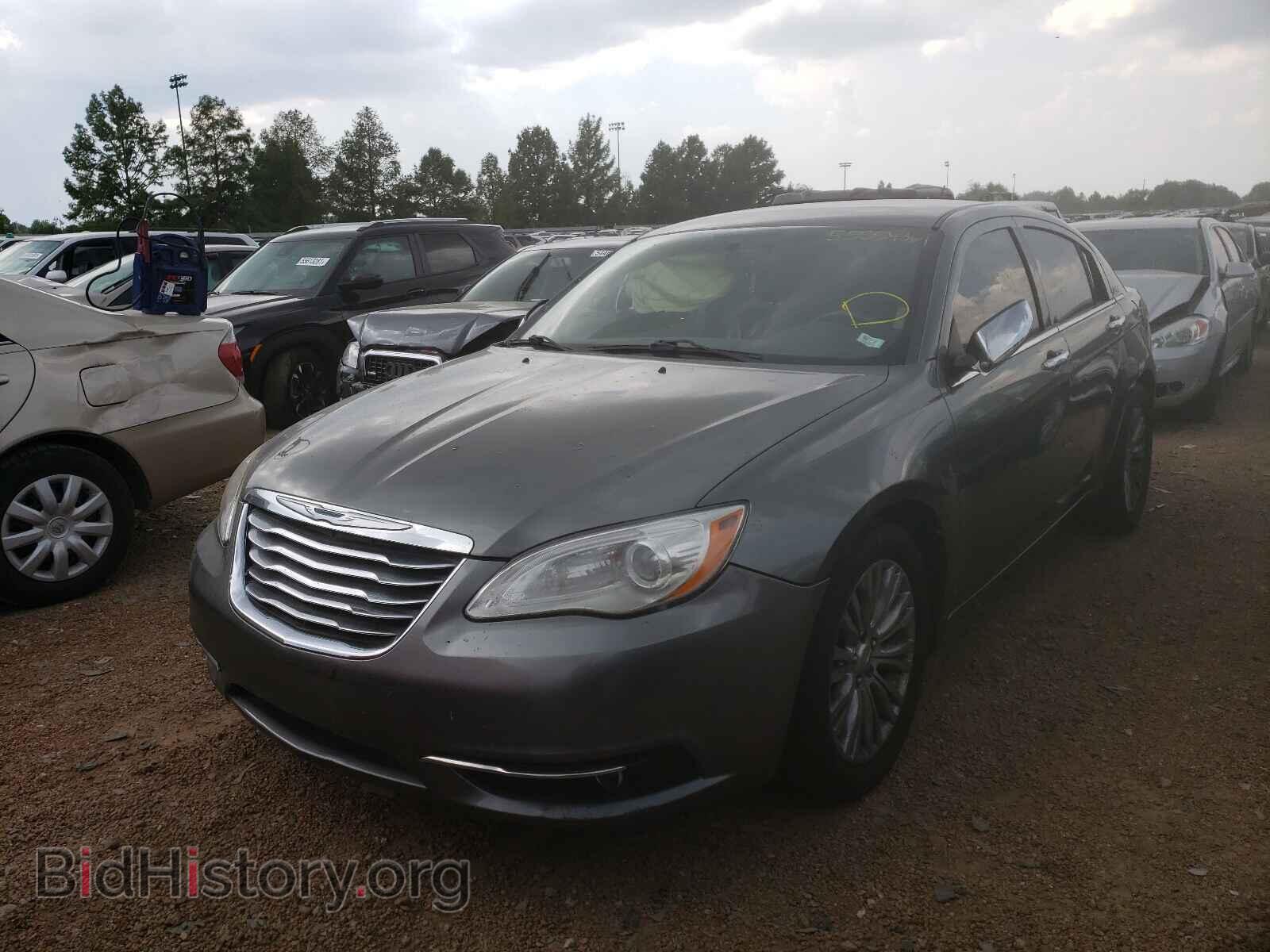2013 CHRYSLER 200 - VIN: 1C3CCBCG8DN598232 - Фото 2