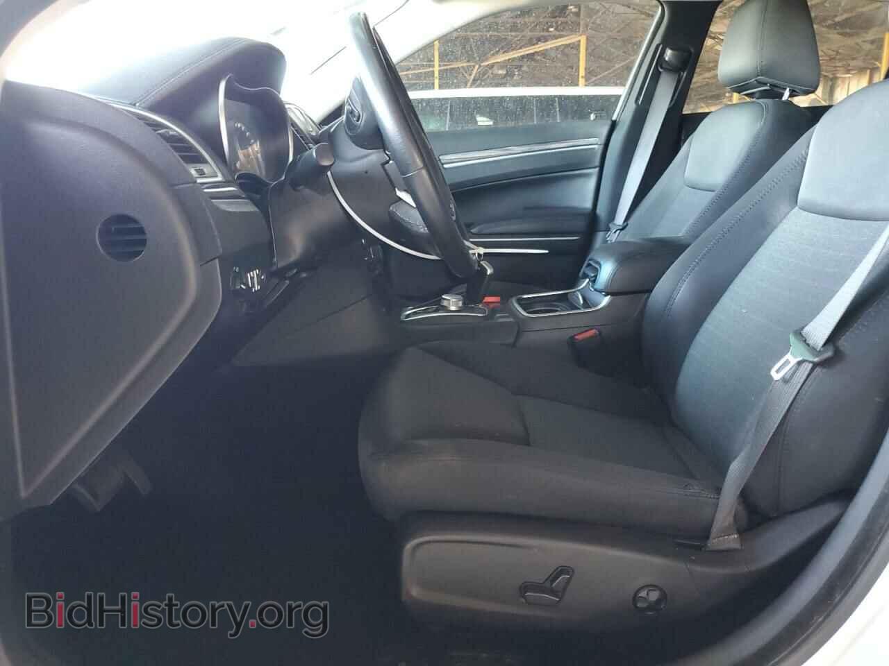 2019 CHRYSLER 300 - VIN: 2C3CCAAG0KH740690 - Фото 7
