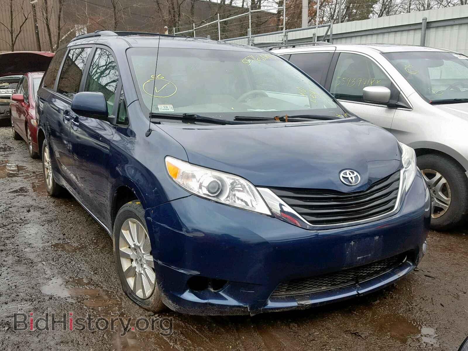 Photo 5TDJK3DCXBS023922 - TOYOTA SIENNA LE 2011