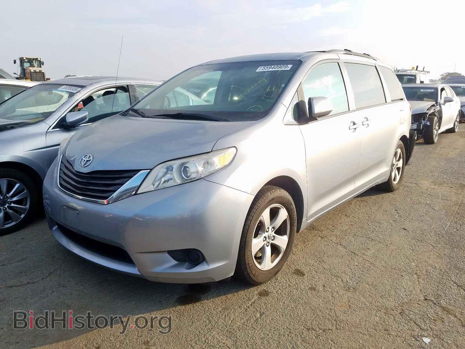 2013 TOYOTA SIENNA LE - VIN: 5TDKK3DC4DS339727 - Фото 2
