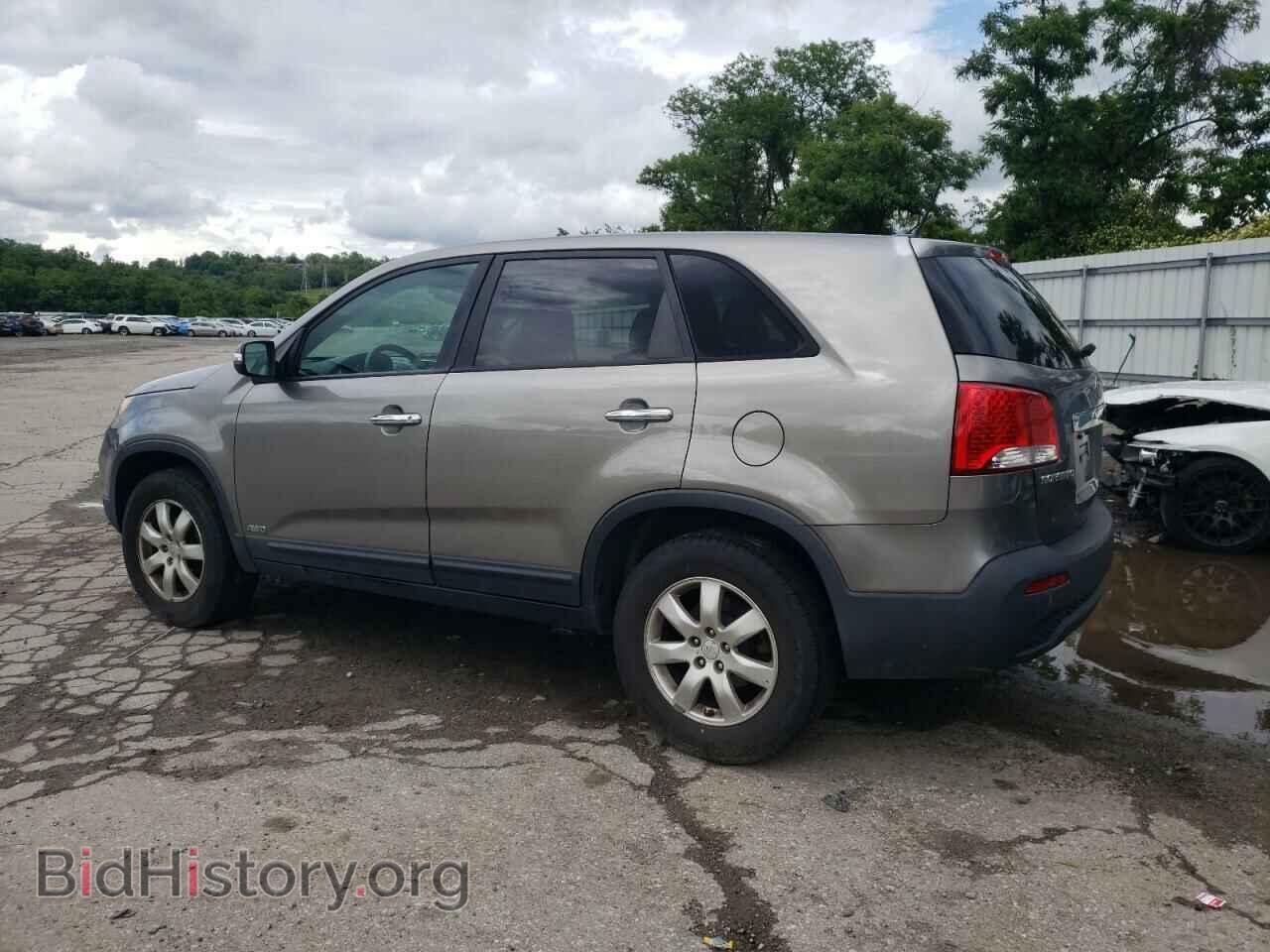 2011 KIA SORENTO - VIN: 5XYKTCA10BG091776 - Фото 2