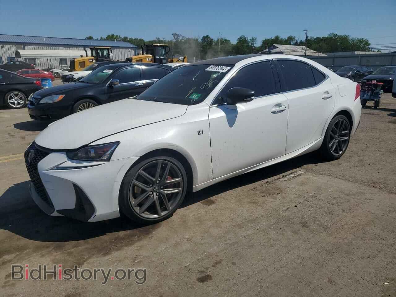 Photo JTHC81D26J5031103 - LEXUS IS 2018