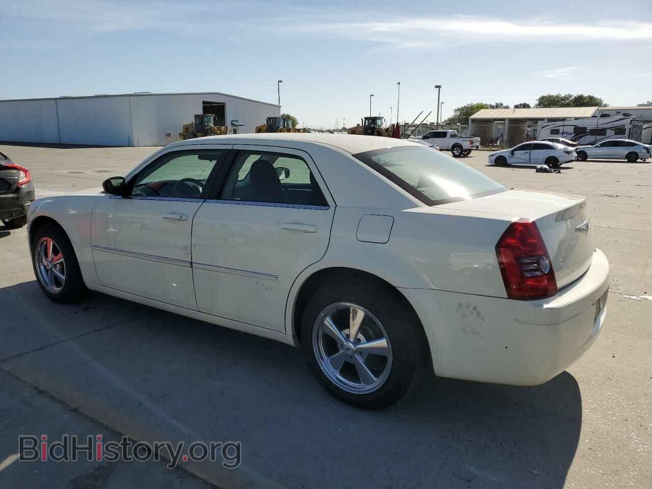 2009 CHRYSLER 300 - VIN: 2C3KA43DX9H524006 - Фото 2