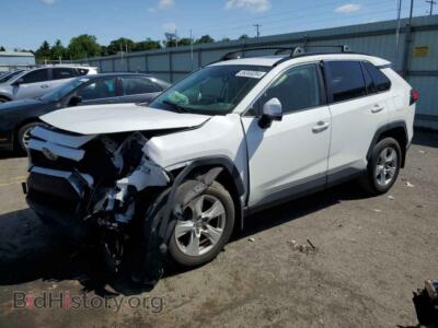 2020 Toyota RAV4 XLE, белый — VIN JTMP1RFV4LD530150, Copart