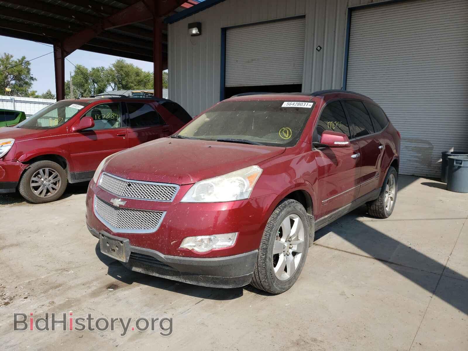 2011 CHEVROLET TRAVERSE - VIN: 1GNKVLED5BJ143148 - Фото 2