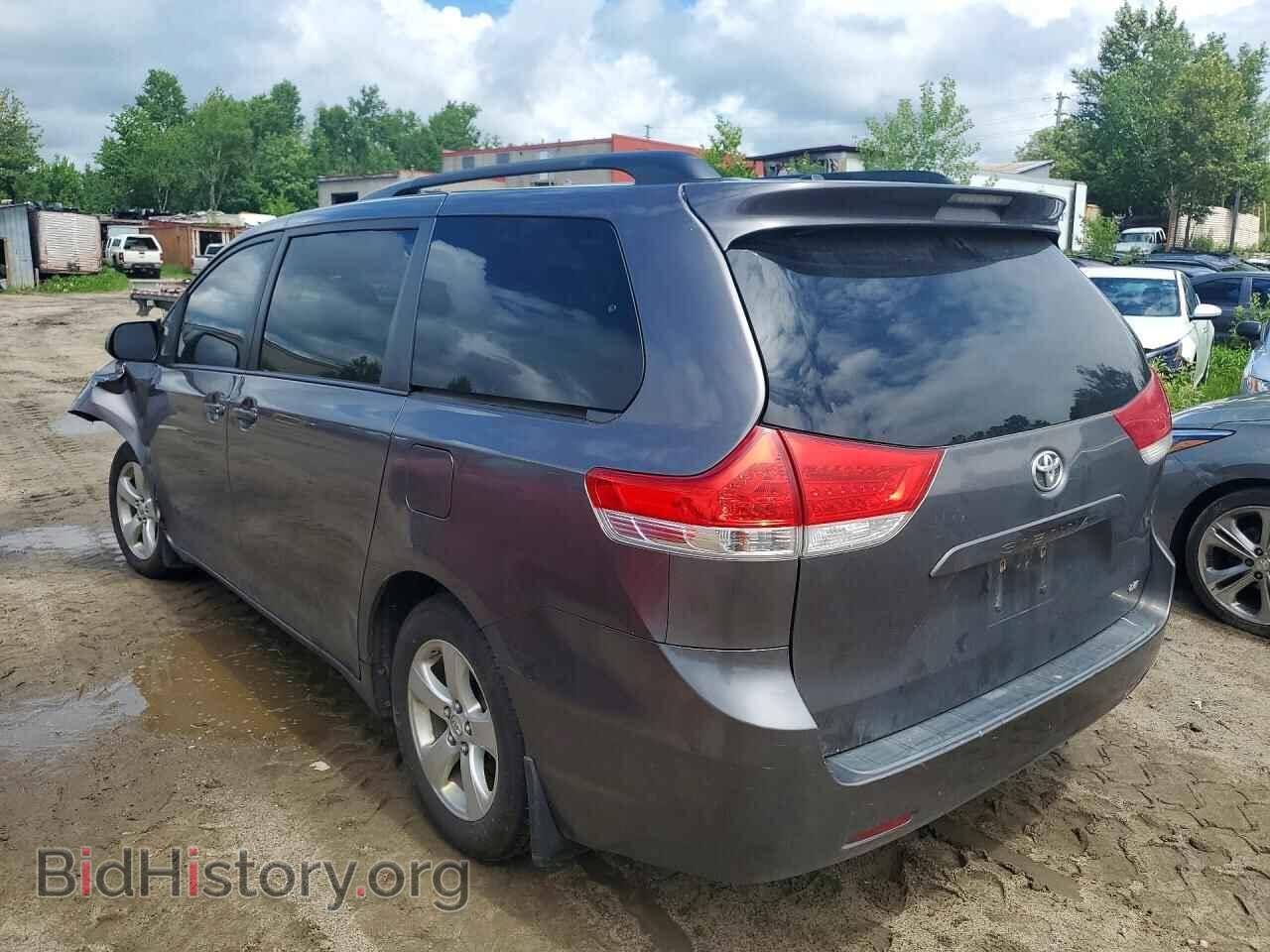 2013 TOYOTA SIENNA - VIN: 5TDKK3DC8DS355882 - Фото 2